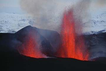 FimmvÜrduhalsi Eruption 2010  Iceland