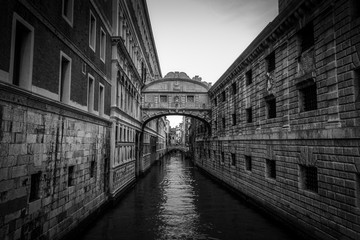 Fototapeta premium Venice in black and white: Bridge of Sighs or Ponte dei Sospiri