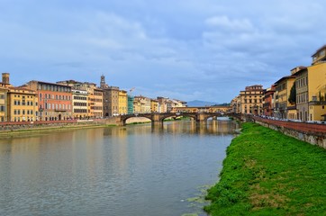 Fototapeta na wymiar cityscape overlooking the bridge and the flowing Arno river in Florence
