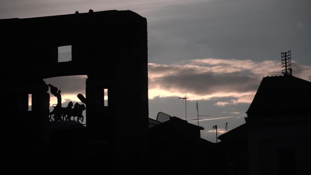  Roma, Italia. Vista dal belvedere di villa Aldobrandini. Quadrighe del Vittoriano inquadrate in un rudere