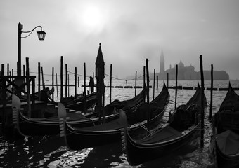 Venedig Italien Markusplatz Gondolieri San Marco Bauwerke Reiseziel Attraktion Tourismus schwarz weiß Atmosphäre Karneval Canale Grande Wasserstraße Boote Gondeln