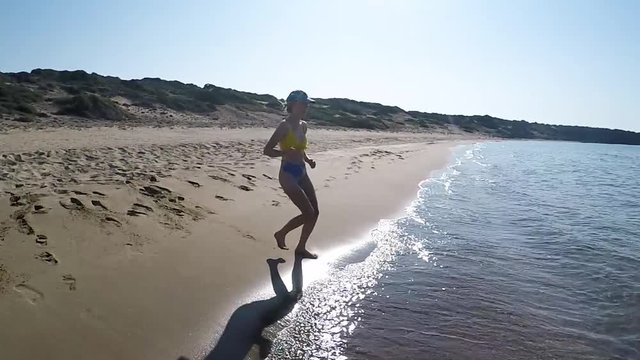 Wbieganie do morza Śr&oacute;dziemnego slowmotion