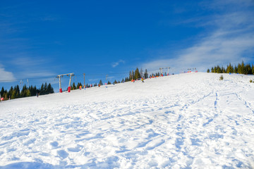 Arena Platos ski and snowboard station is located in the Cindrel mountains at an altitude of 1400 m, on the Poiana Poplacii plateau, 30 km from the city of Sibiu and 1 km from the entrance to Păltinis