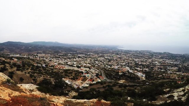 Widok ze wzg&oacute;rza na miasto Pafos na wyspie Cypr