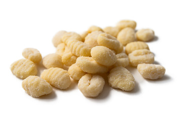 Gnocchi di patate freschi e isolati su fondo bianco, Cibo italiano