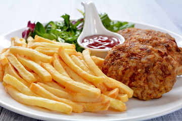 kotlety mielone z frytkami i sałatą