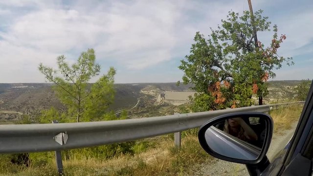 Zapora wodna tama między g&oacute;rami na wyspie Cypr