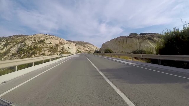Droga asfaltowa pod górę na wyspie Cypr