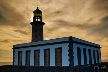 El Faro de Fuencaliente junto a las salinas del Teneguía