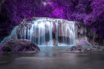  paarse waterval magisch kleurrijk, foto geschilderd als een sprookjeswereld © tapui