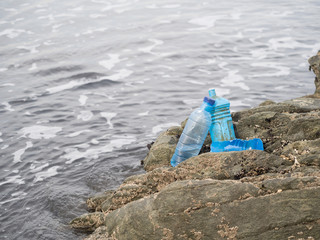 botellas de plástico en el mar