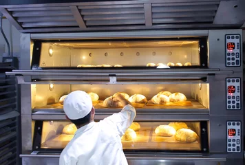 Keuken spatwand met foto Bakker die gebakken ambachtelijk brood zet © JuanCarlos