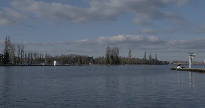 Lac d'Allier &agrave; Vichy, magnifique plan d'eau urbain d&eacute;di&eacute; aux activit&eacute;s nautiques entre la rotonde et le pont de l'Europe