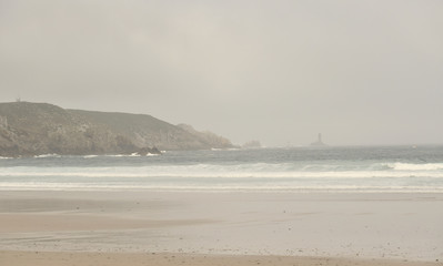 La Bretagne paysages marins phares brume embruns rochers falaises vagues et assauts de l'Océan Atlantique lors des tempêtes