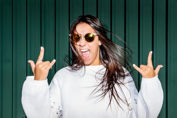Beautiful woman with sunglasses posing at camera.