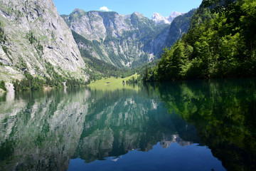 Fototapeta na wymiar Bergpanorama spiegelt sich im See