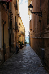 Obraz premium one of the charming, narrow street in Ortigia, oldest part of the beautiful baroque city of Syracuse in Sicily, Italy