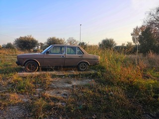 Obraz na płótnie Canvas old car abandoned in the countryside