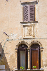 Obraz premium Old house facade, big windows, open shutters. in popular touristic village Garda