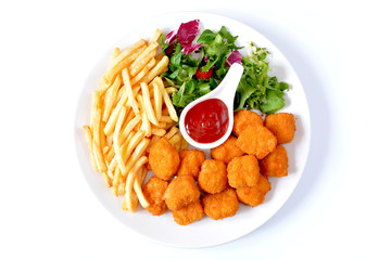 nuggetsy z kurczaka z frytkami i sałatą © robert6666