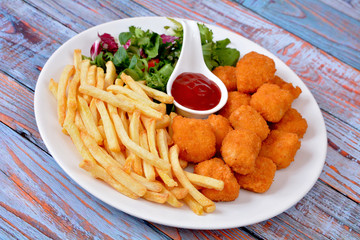 nuggetsy z kurczaka z frytkami i sałatą © robert6666