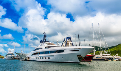 Fototapeta na wymiar Yachts on the island of Saint Martin in the Caribbean