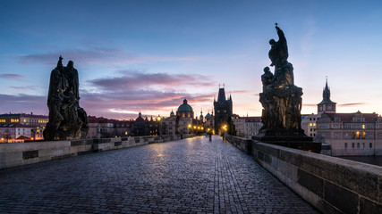 Prager Karlsbrücke zum Sonnenaufgang