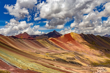 Peru, Region Cusco. Montana de Siete Colores (Regenbogenberg). Cusipata Trail von Vinicunca aus gesehen und Pfad zum Roten Tal