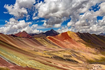 Fotobehang Vinicunca Peru, regio Cuzco. Montana de Siete Colores (Regenboogberg). Cusipata Trail gezien vanaf Vinicunca en pad naar de Rode Vallei