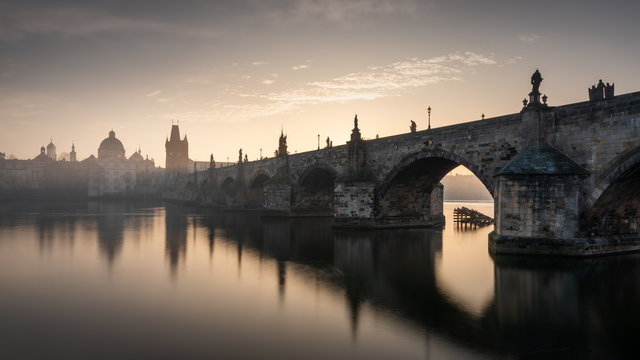 Prager Karlsbr&uuml;cke zum Sonnenaufgang