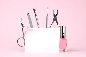 Fototapeten Manikürewerkzeuge auf rosafarbenem Hintergrund, weiße Karte mit Platz für Text, Vorlage für die Werbung von Schönheitssalons. Schönheits- und Körperpflegekonzept. © Yevheniia Yasenenko