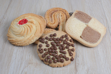  set of rich butter and chocolate cookies