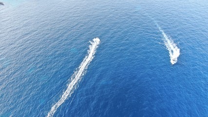 barco navegando por el mar azul concepto de vacaciones lujo y vacaciones