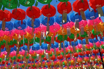 Obraz premium Seoul South Korea: Colorful temple lanterns in the sky symbol good luck for the new year 