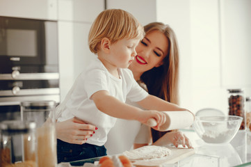 Obraz premium Family in a kitchen. Beautiful mother with little son