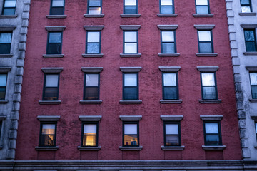 Obraz premium Red brick wall filled with windows