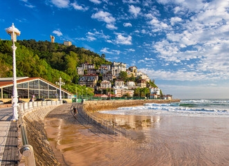 Fototapeta premium Nice beach with houses in San Sebastian, Spain