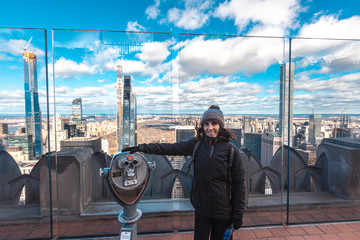 New York, United States »; January 5, 2020: Top of the Rock in New York, A young woman in the...