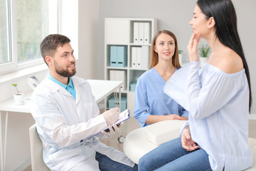 Obraz premium Beautiful woman meeting with plastic surgeon in clinic