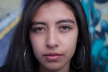 Mujer mirando frontalmente