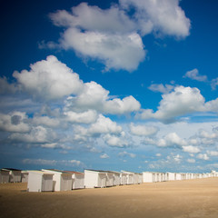 cabanes de plage devant la Manche en été à Calais