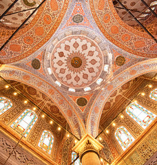 Fototapeta na wymiar Interior of the amazing Blue Mosque in Istanbul, Turkey 