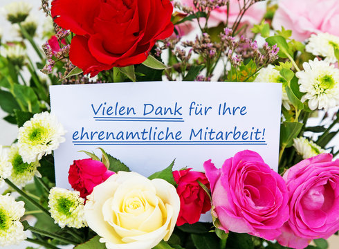 Blumenstrau&szlig; mit einem Danknotiz f&uuml;r die ehrenamtliche Mitarbeit