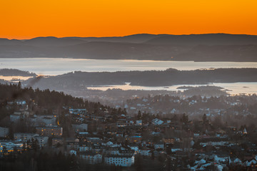 Widok na stolicę Norwegii w Oslo tuż po zachodzie słońca w kierunku Oslofjordu - obrazy, fototapety, plakaty