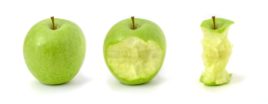 Ein ganzer Apfel, ein Apfel mit Biss und die Reste eines Apfel nach dem Verzehr