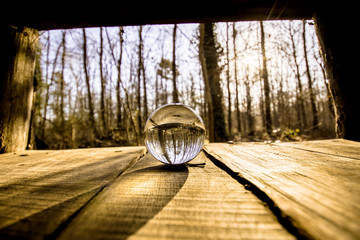 Boule de cristal en gros plan sur une table dans une cabane en bois - Voyance - Ésotérisme