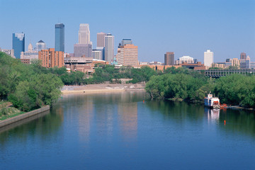 Fototapeta premium Mississippi River with Minneapolis beyond
