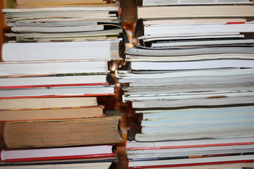 Bücherstapel.Bücherregal.