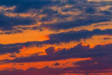 Obraz premium orange sunset sky with clouds. beautiful nature background