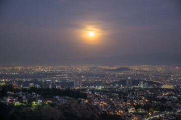 Fototapeta na wymiar Esfera lunar sobre la ciudad